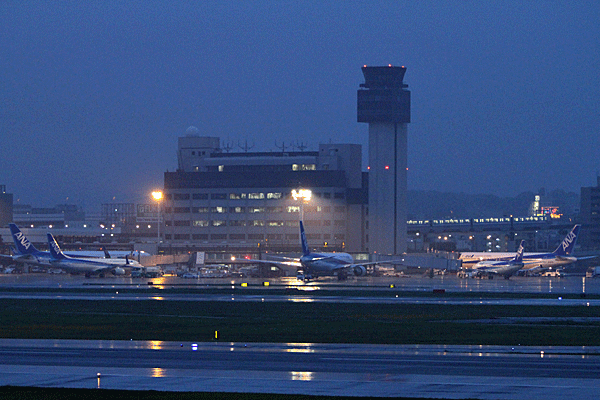 雨の大阪伊丹空港