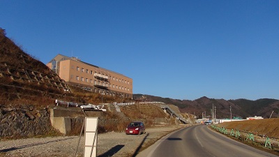 国道３９８号、石巻中心部から来て茶色い病院が高台に見えたらもうすぐ乗り場です