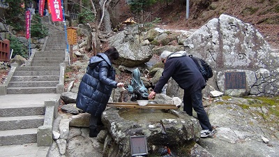 金華山黄金山神社　パワースポット銭洗場