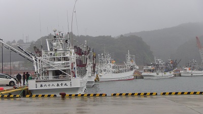来月から出漁の秋刀魚船が準備を進める女川岸壁