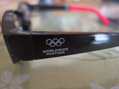 メガネのフチには五輪のマークと「WORLDWIDE PARTNER」の文字が印刷されています。