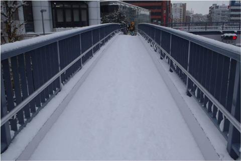 歩道橋（雪一面）