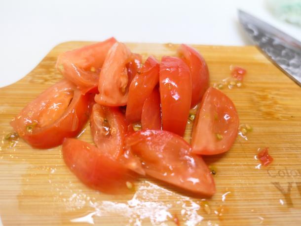トマトを切って