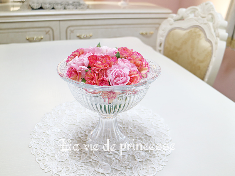 テーブルのお花♪☆ガラスのコンポートに２種類のカーネーションを飾って～♪・＊ ＊・*☆ La vie de princesse ☆*・＊。