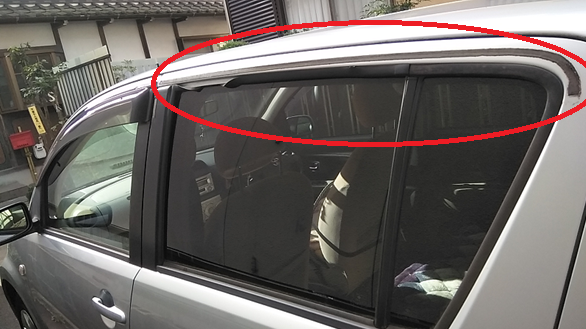 犯人に壊された車の左後部窓シェード。