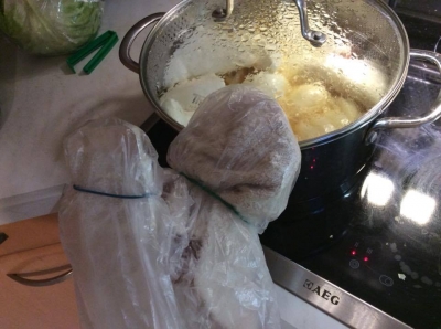 料理するときに包帯が汚れないよう重装備。